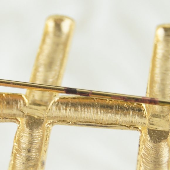 ⭕ [MUST BUNDLE] Golden Sign Brooch & Earrings - Picture 2 of 4